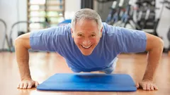 Pokud po padesátce zvládnete udělat tolik kliků, síla vašich paží je úžasná